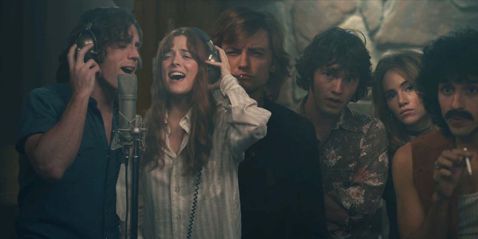 Riley Keogh as Daisy, Sam Claflin as Billy, Josh Whitehouse as Eddie Weir Harrison as Graham, Suki Waterhouse as Karen, Seymour Bastian Chacon as Warren in Daisy Jones and the Six