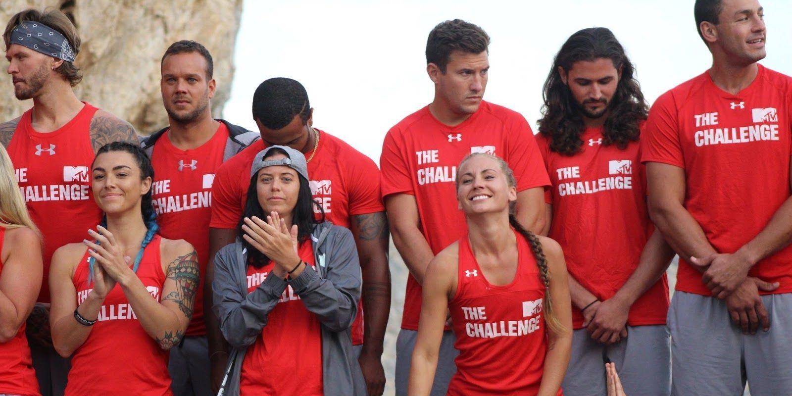 Challenge: Vendettas applaud before the match