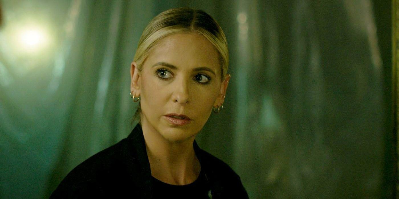 Sarah Michelle Gellar looks towards her among the wolves