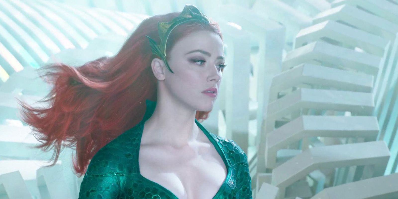 aquaman mera amber heard floating underwater