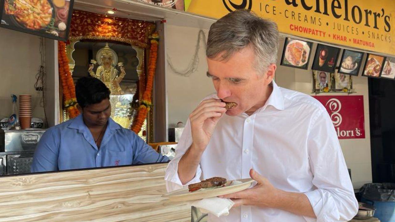 British High Commissioner eats chili ice cream on the street, people say