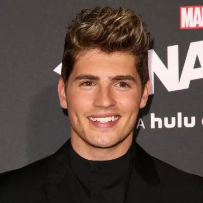 Gregg Sulkin- Wiki, Age, Height, Net Worth, Girlfriend, Ethnicity