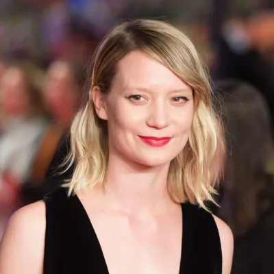 Mia Wasikowska- Wiki, Age, Height, Net Worth, Boyfriend, Ethnicity