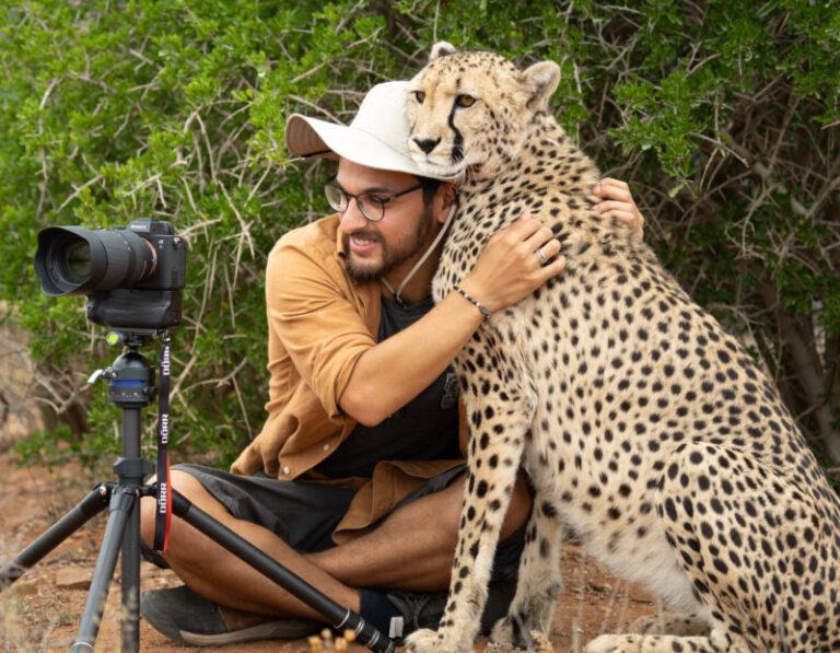 One lucky photographer was surprised by a leopard in Savannah