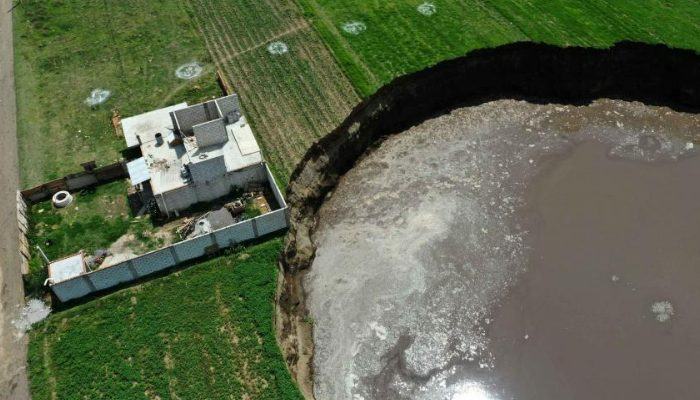 Peder fell asleep and when he woke up, he discovered that his house was located near a large sinkhole