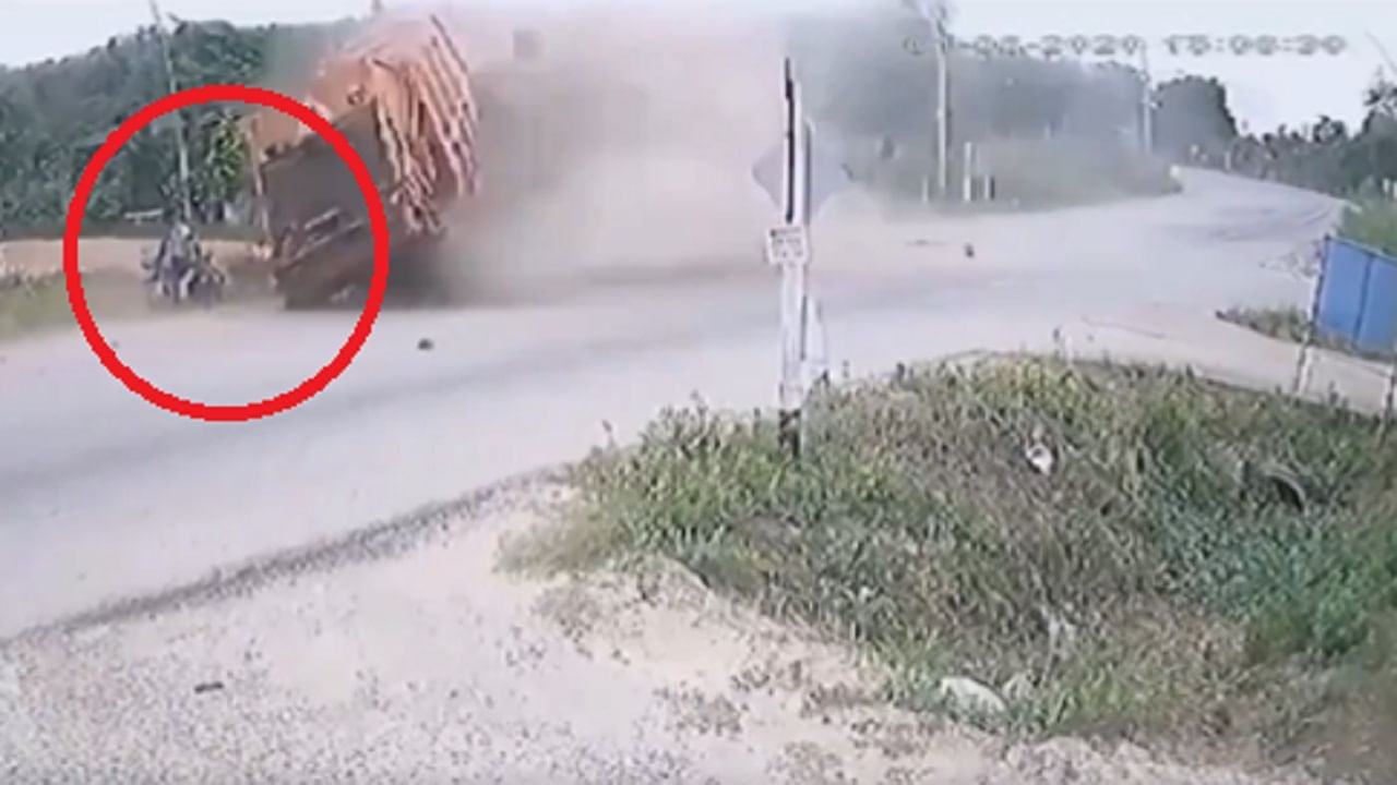 The video of the truck losing its balance and the motorcyclist falling and tearing his hair went viral