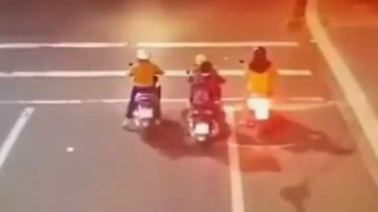 Video: The girl riding a motorbike stopped at a red light, was hit by a car from behind, this situation will make you heartbroken