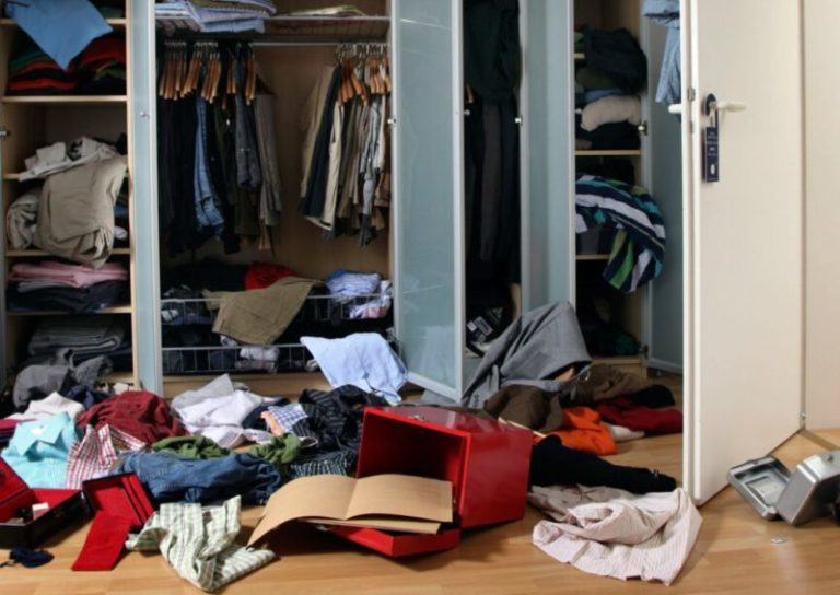 When she returned home, the woman discovered that the uninvited guest had turned her apartment into a pigsty