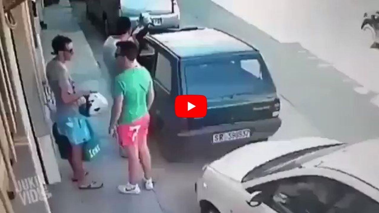 With no parking space, the man picked it up like a bicycle and continued walking;  watch video