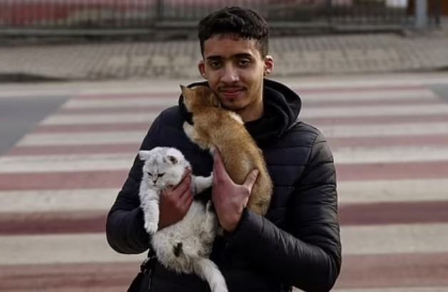 A foreign student fled Ukraine with two cats in his coat