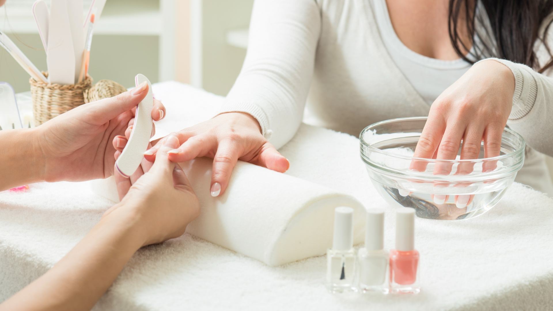 A woman sparks debate with her manicure because people can't decide if it's blue or white... so what do you see?