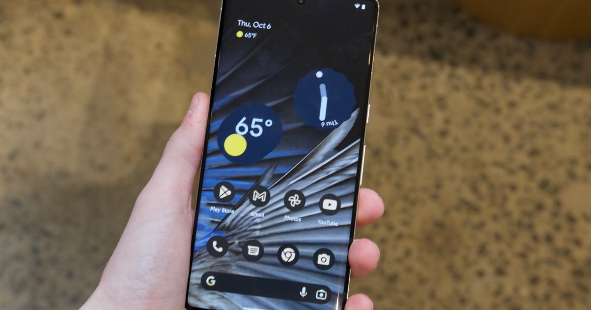 Does the Pixel 7 Pro have a curved screen?