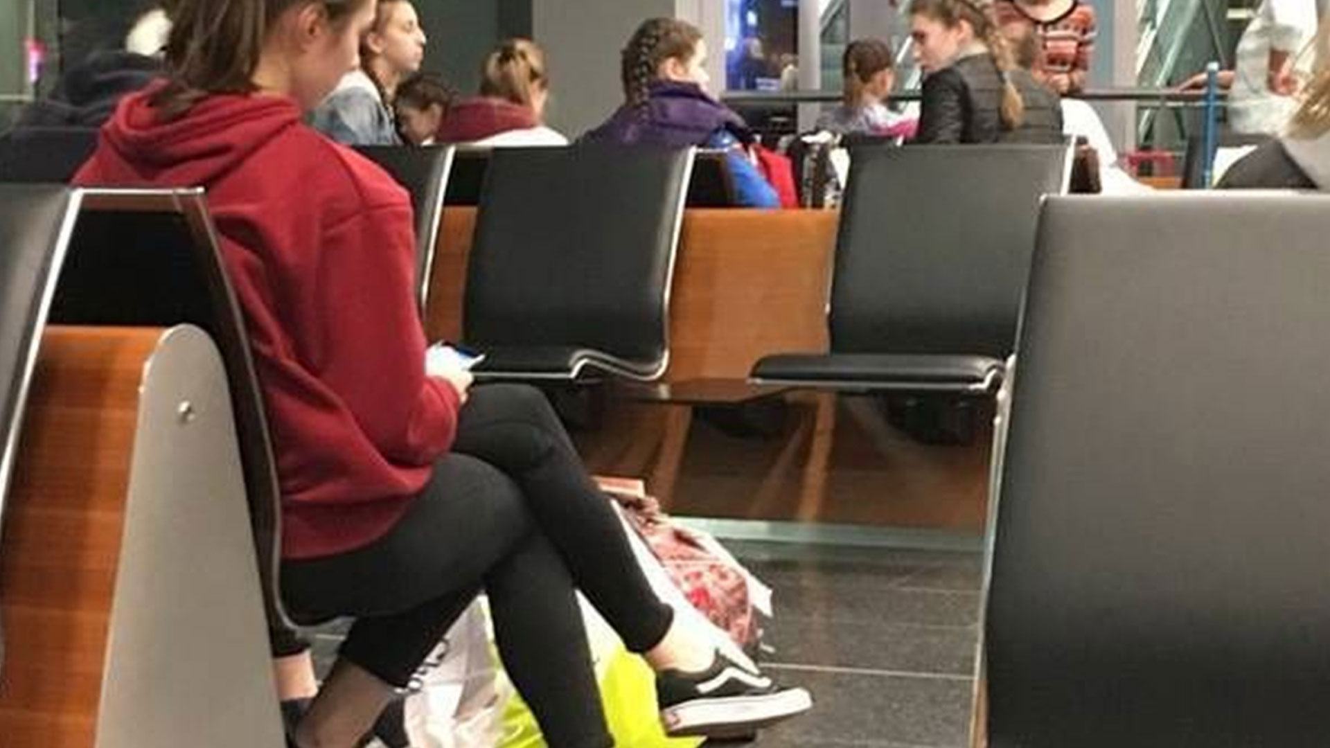 Tricky optical illusion of a woman waiting at the airport leaves everyone baffled - but can you see what's going on?