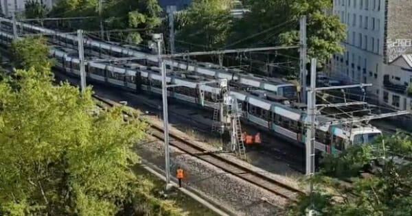 A RER B train derailed in Paris, no one hurt, but traffic to be extremely disrupted