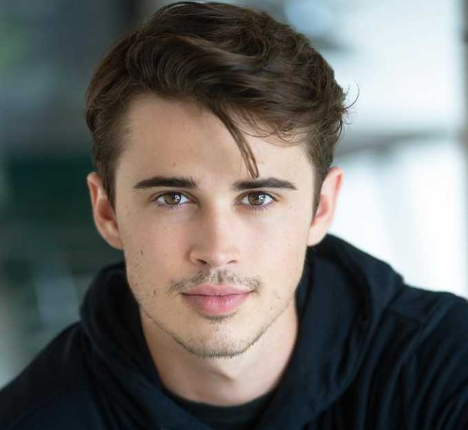 Actor Logan Allen Net Worth, Height, Girlfriend, Family