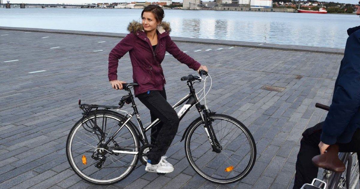 Avoid rain-drenched pants during your commute to work with the Legs Jacket