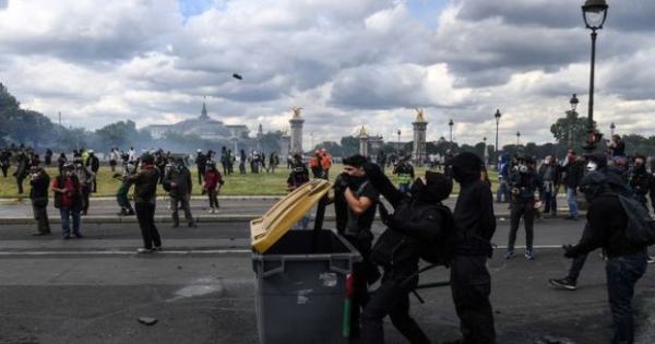 Demo of caregivers to Paris : two arrests after the assault of a police officer to the ground