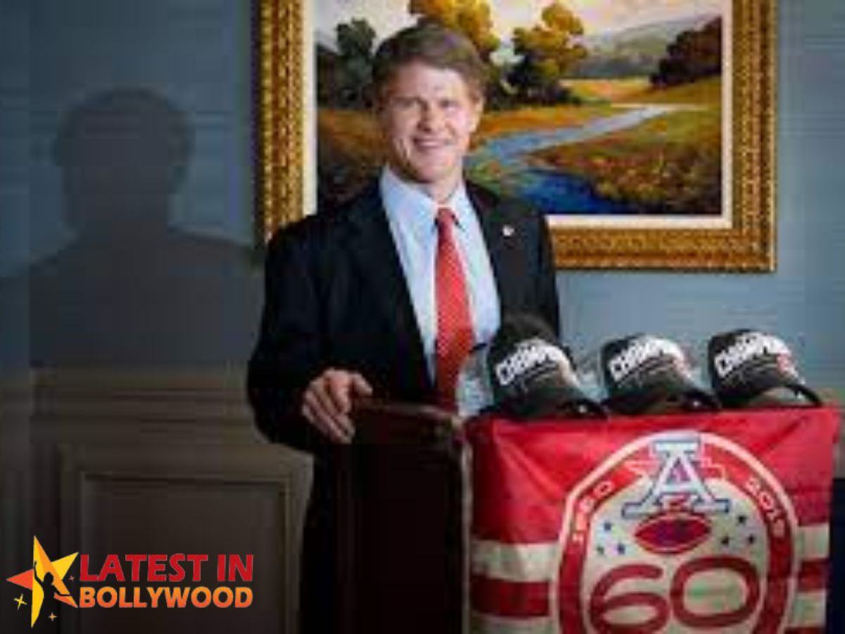 How Old is Clark Hunt