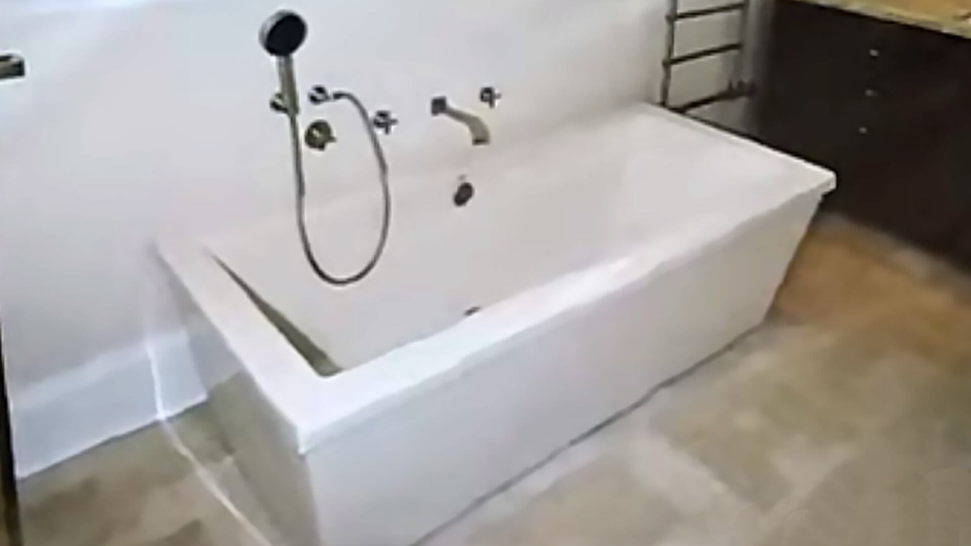 Mind-bending optical illusion tricks the brain into thinking bathtub is changing size