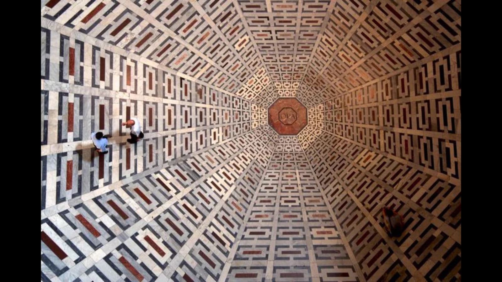 Optical Illusion: Are these men on the brink of an abyss or a floor?