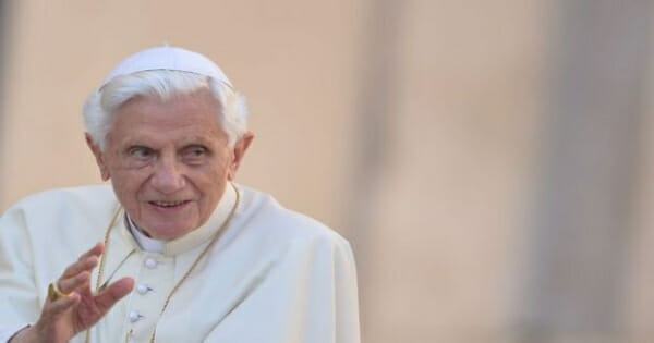 Sick, the former pope Benedict XVI is extremely fragile