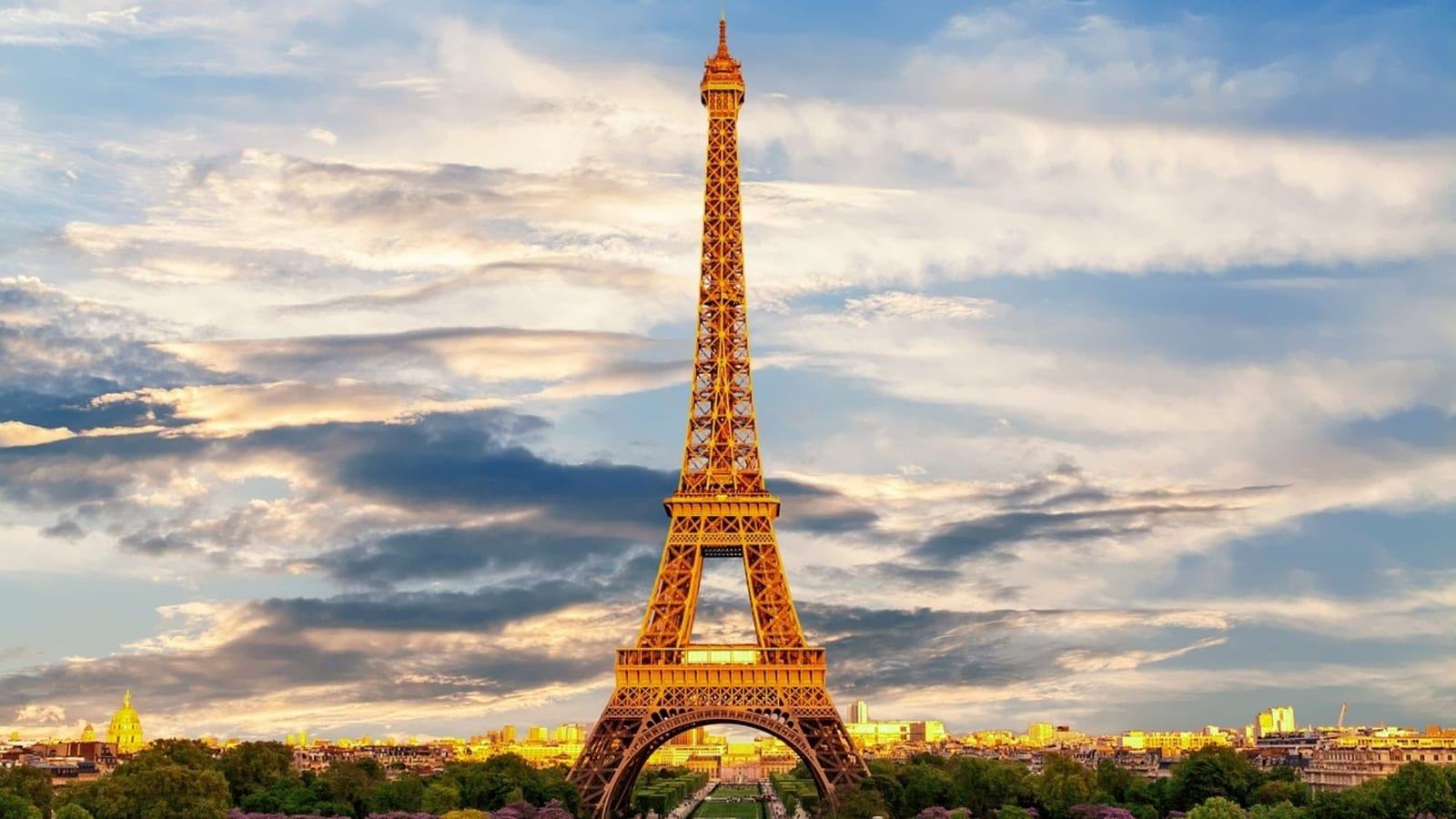 Drunk US tourists caught napping atop Eiffel Tower