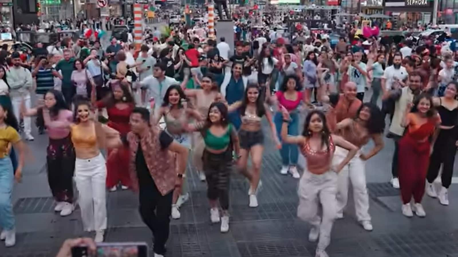 Flashmob dance to What Jhumka at Times Square goes viral. Watch