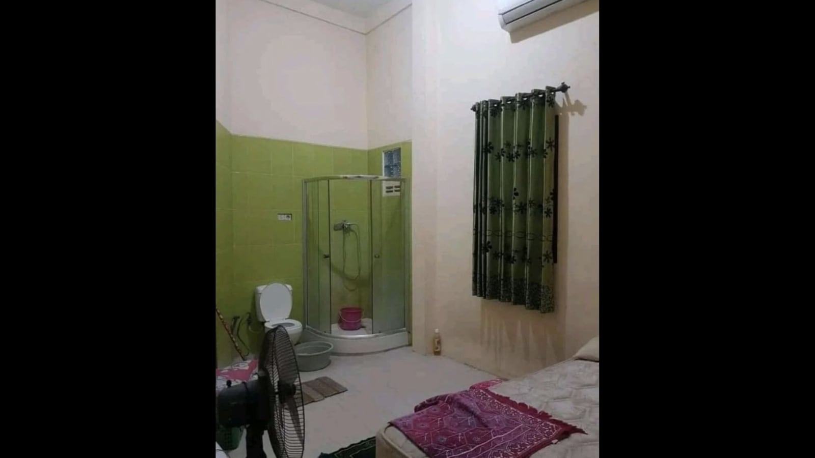 How much rent is reasonable for this ‘toilet with a bed’ in Delhi?