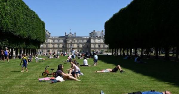 IMAGES. The parks and gardens parisians greet their first visitors since march