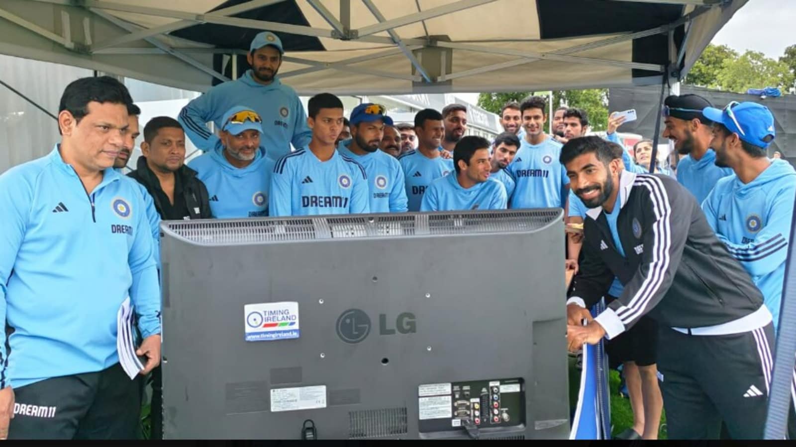 Jasprit Bumrah, Yashaswi Jaiswal, Rinku Singh and more celebrate Chandrayaan-3's landing