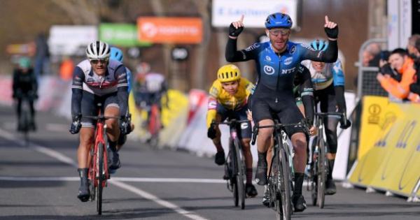 Nizzolo sprints to victory in a spectacular waaierrit in Paris-Nice