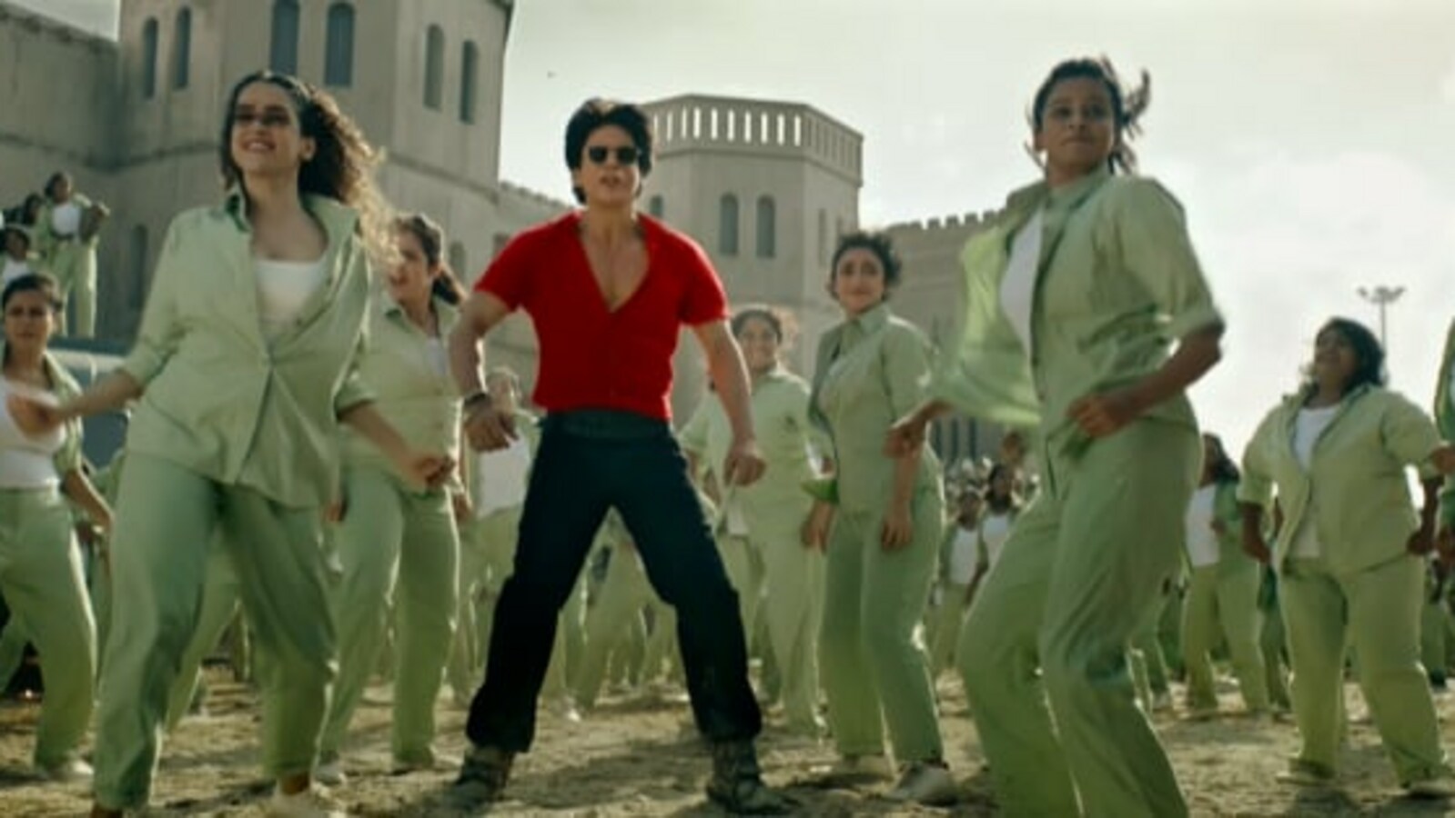 SRK leaves Anand Mahindra shocked with his energy in Jawan's new song