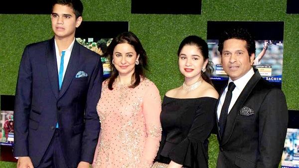 Sara Tendulkar with parents and brother