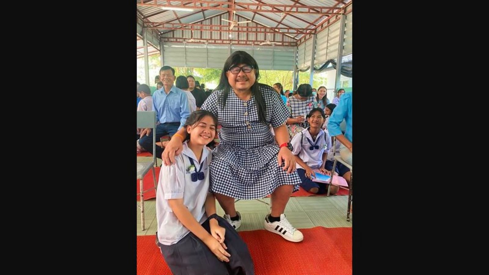 Single dad attends Mother’s Day celebration at daughter’s school in dress