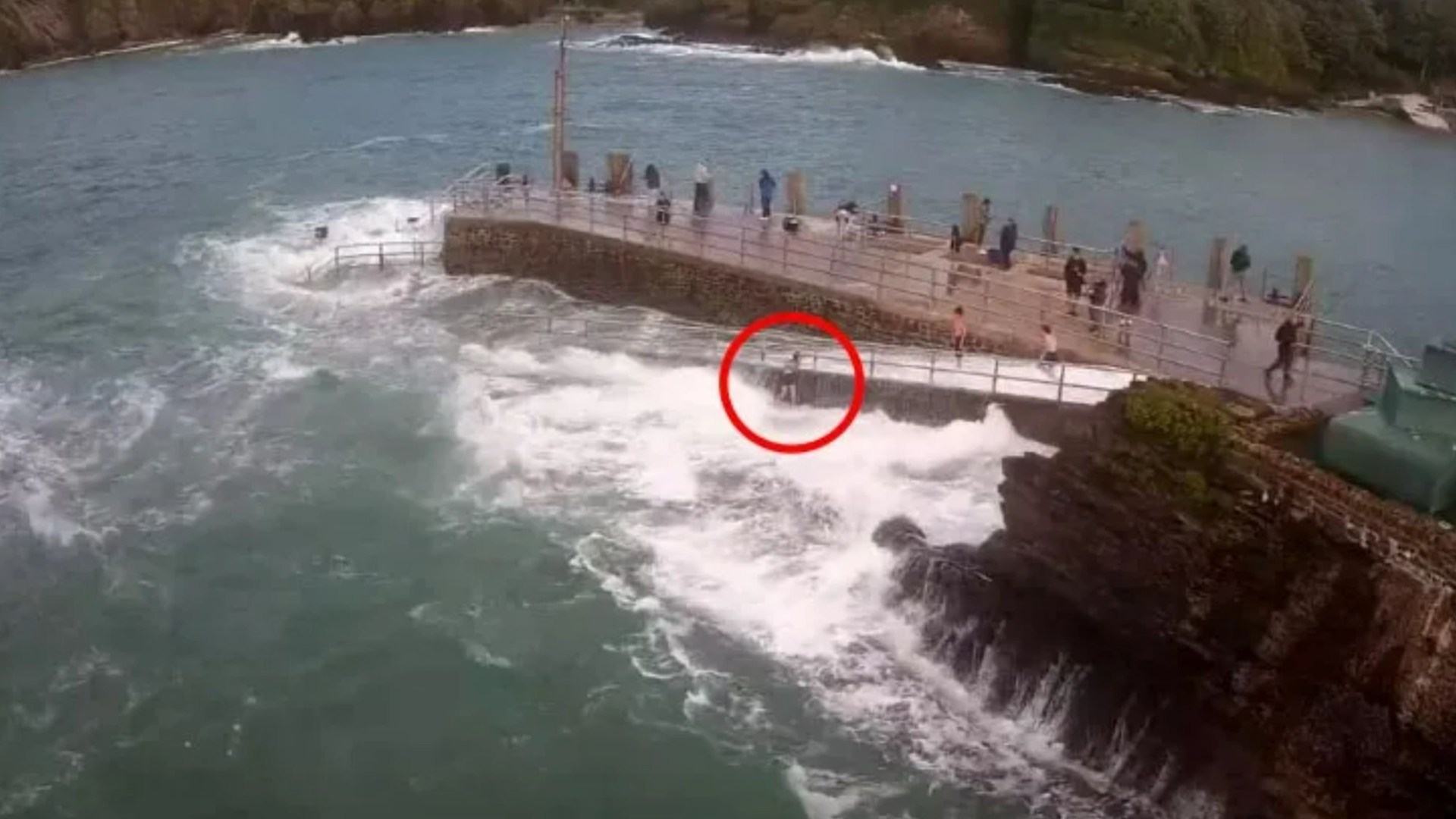 Terrifying moment young girl is swept into sea while playing with friends in dramatic footage