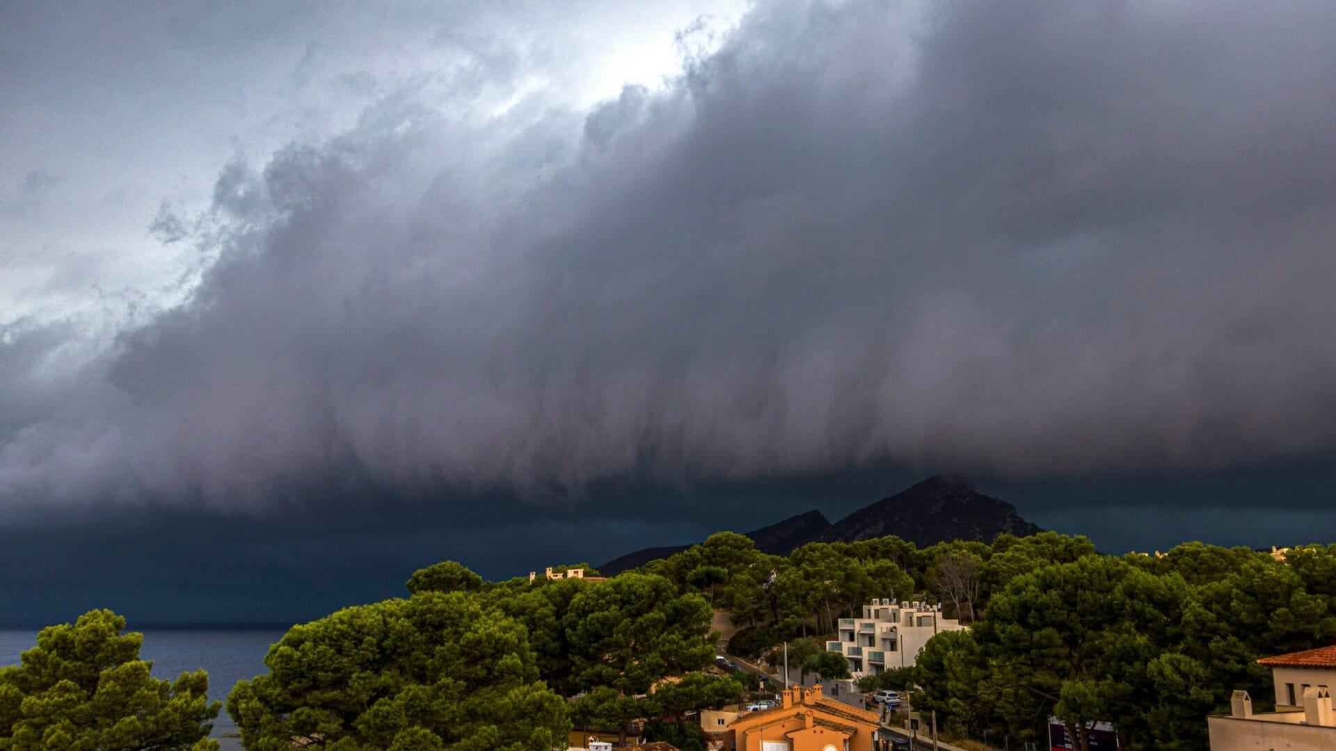 Urgent holiday warning as Brit holiday hotspot to battered by ‘Cold Drop’ storm with intense wind and rain