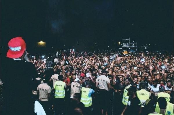 VIDEO: Wizkid Stops Performance To Address An Assault On A Female Fan