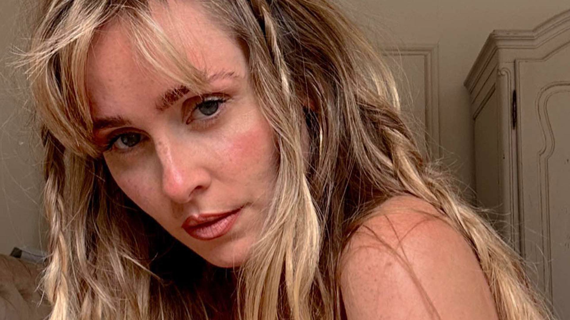 X Factor legend Diana Vickers poses completely naked as she strips off for sizzling snaps