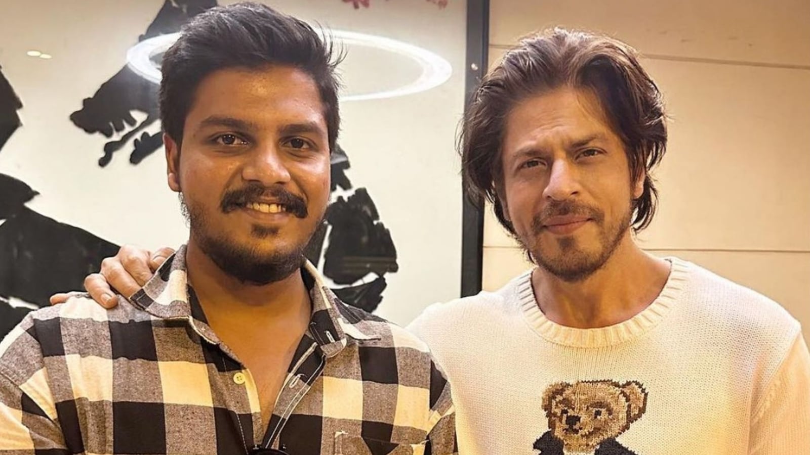 Man completed his dream of meeting Shah Rukh Khan after month-long struggle