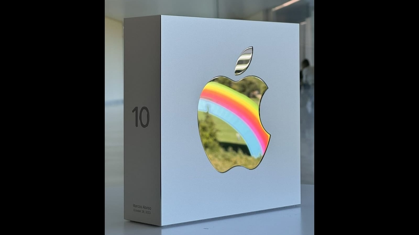 Apple employee unboxes 10-year work anniversary token, netizens say 'looks so aesthetic'