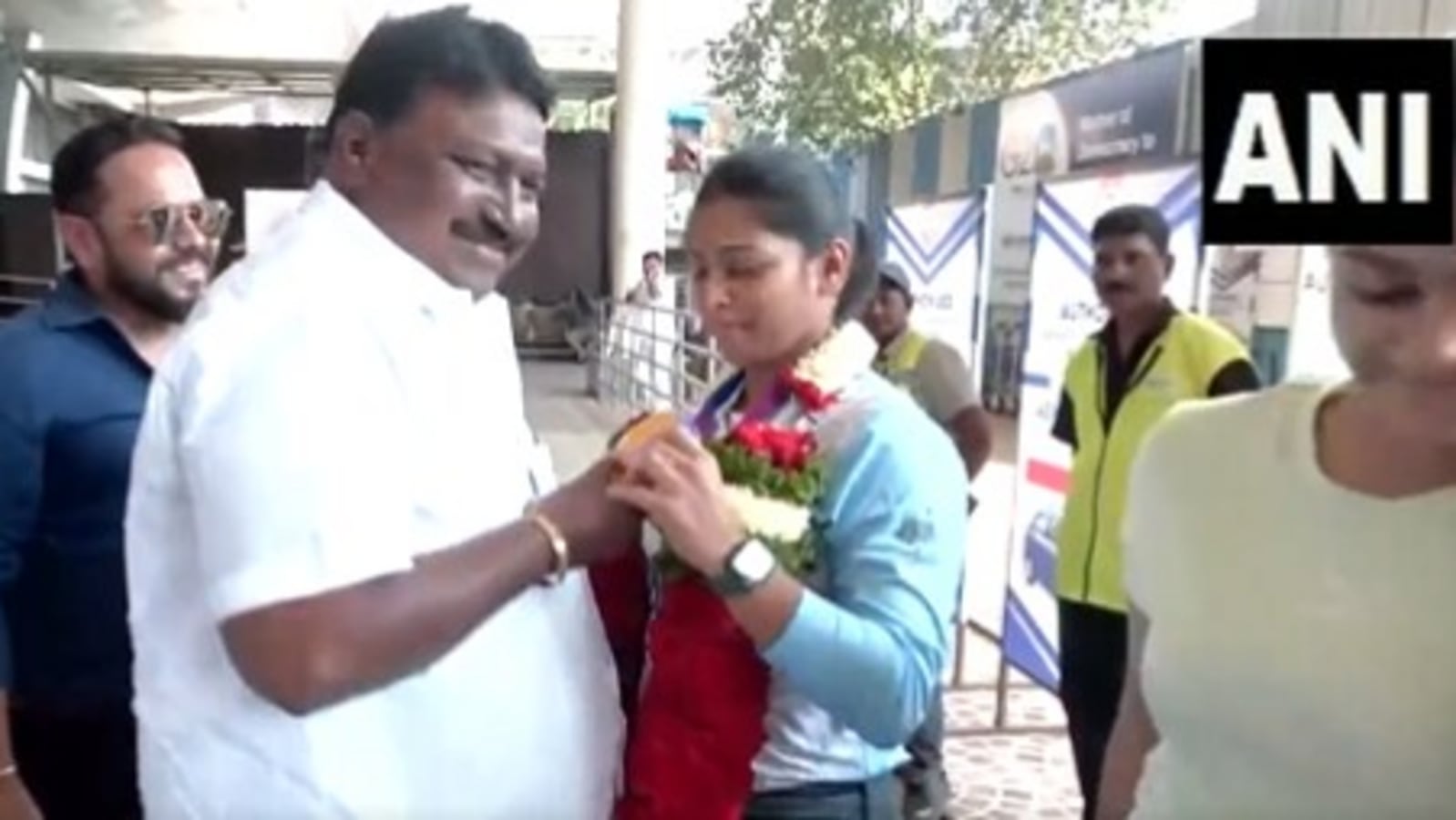 Kabaddi player Snehal Shinde’s emotional reunion with father outside airport