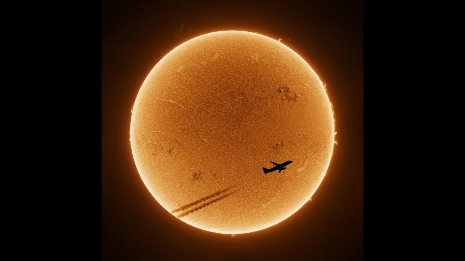 Netizens go gaga over this strikingly beautiful pic of the Sun and an aeroplane