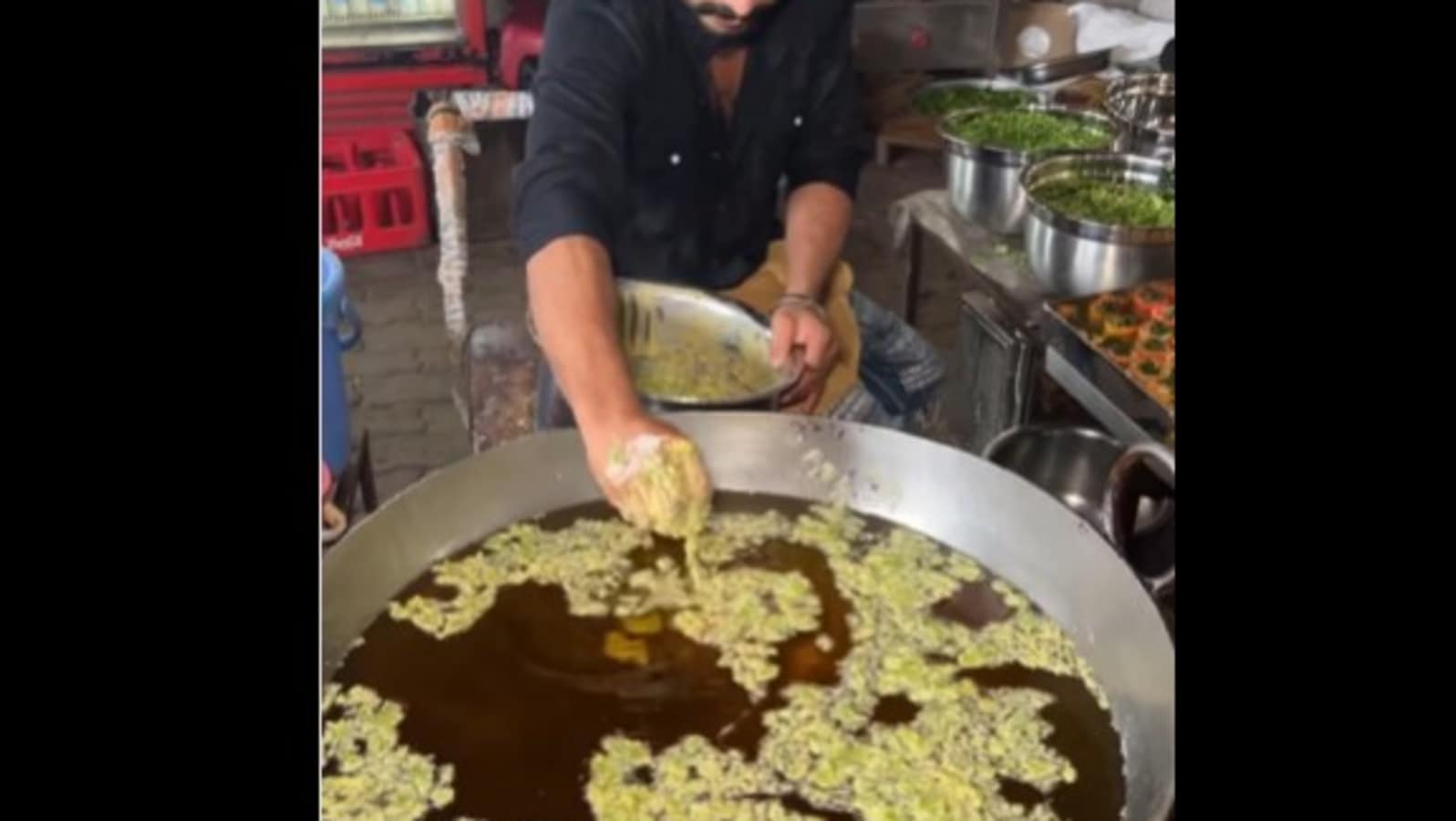 Pakoda seller dips his hand in hot oil to stir food, netizens call it 'dangerous'