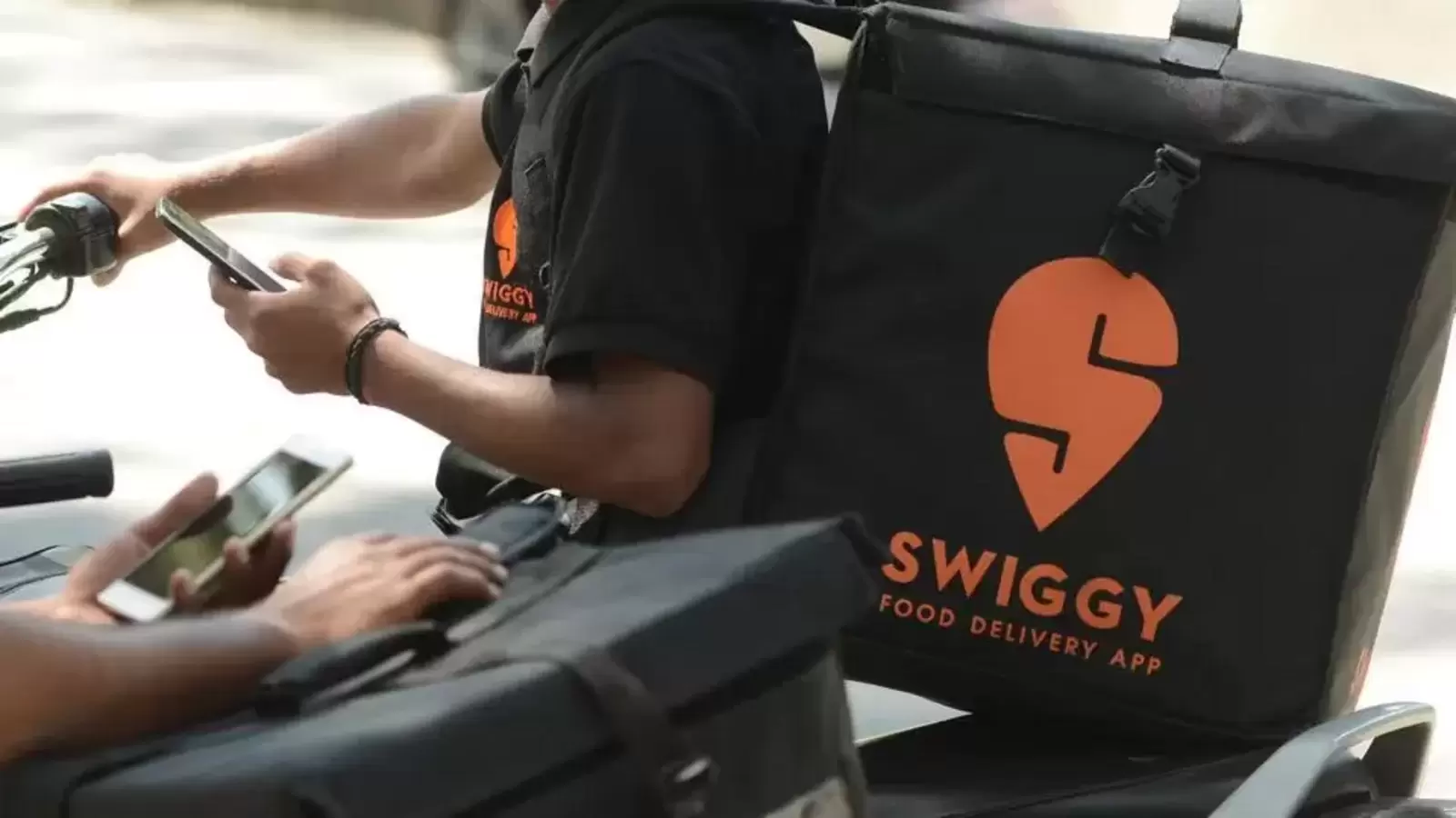 Swiggy delivery agent's selfless act for stranger goes viral, Internet calls him a 'hero'