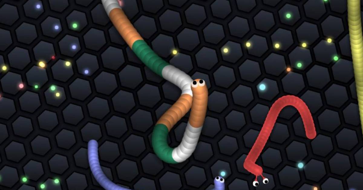 Want to play a mobile game with 500 of your best friends? Slither.io lets you do just that