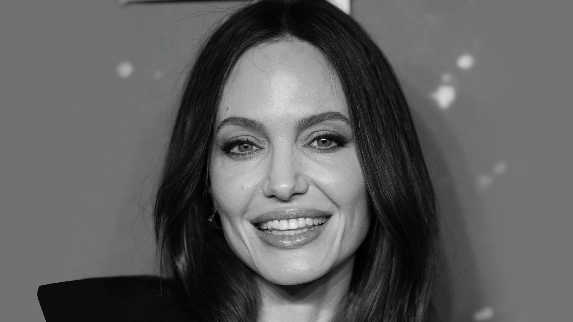 Angelina Jolie optical illusion tricks you into seeing different colored eyes - does it fool you?