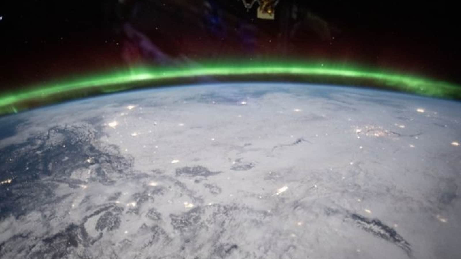 Aurora dances in Earth's atmosphere, pic taken from ISS stuns people