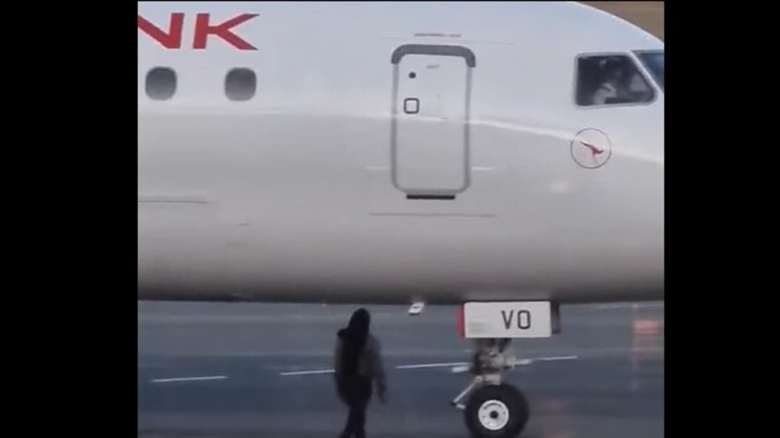 Australian woman runs onto tarmac, stops flight from flying without her