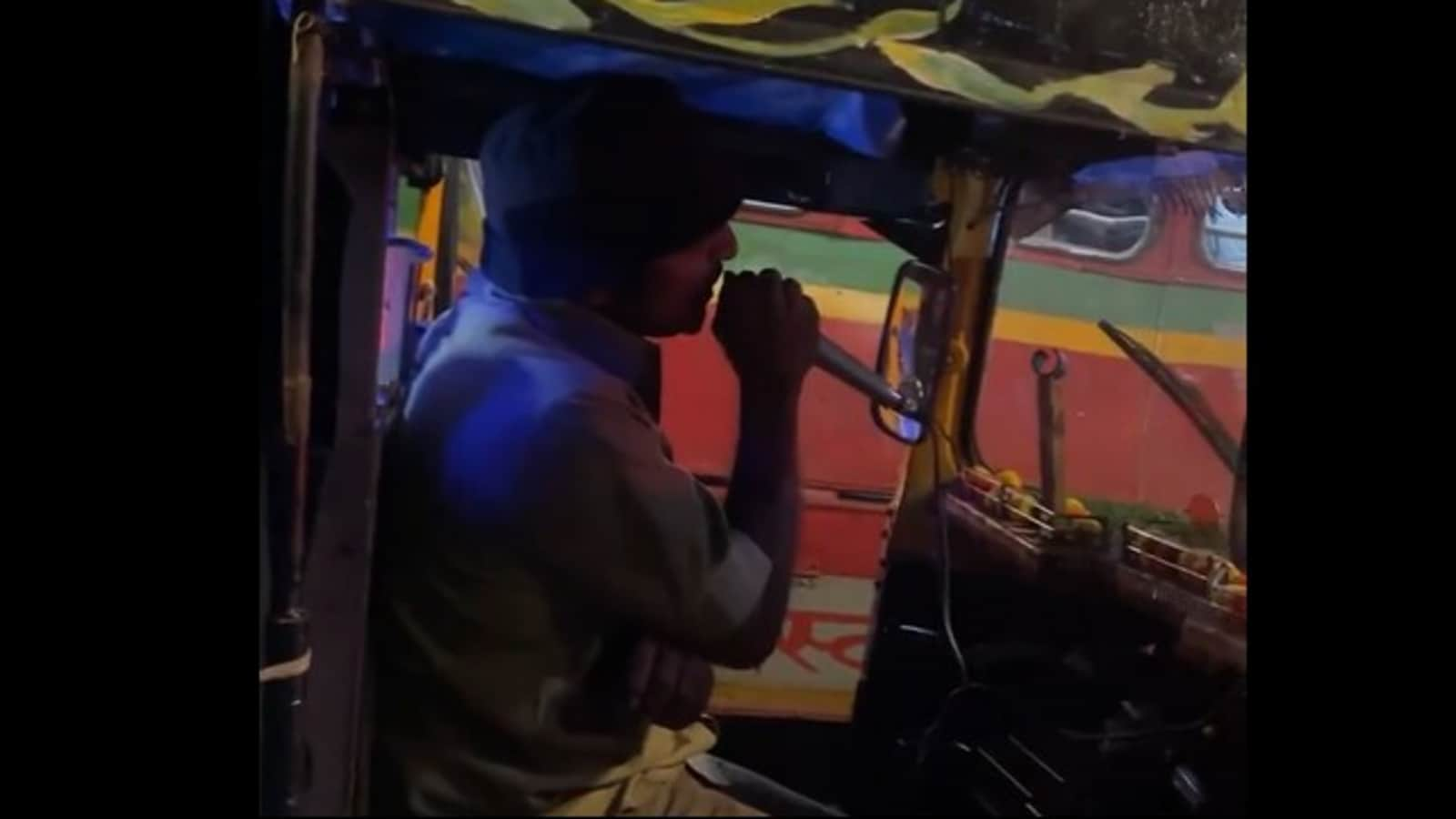 Auto driver's karaoke session in Mumbai traffic goes viral. Watch