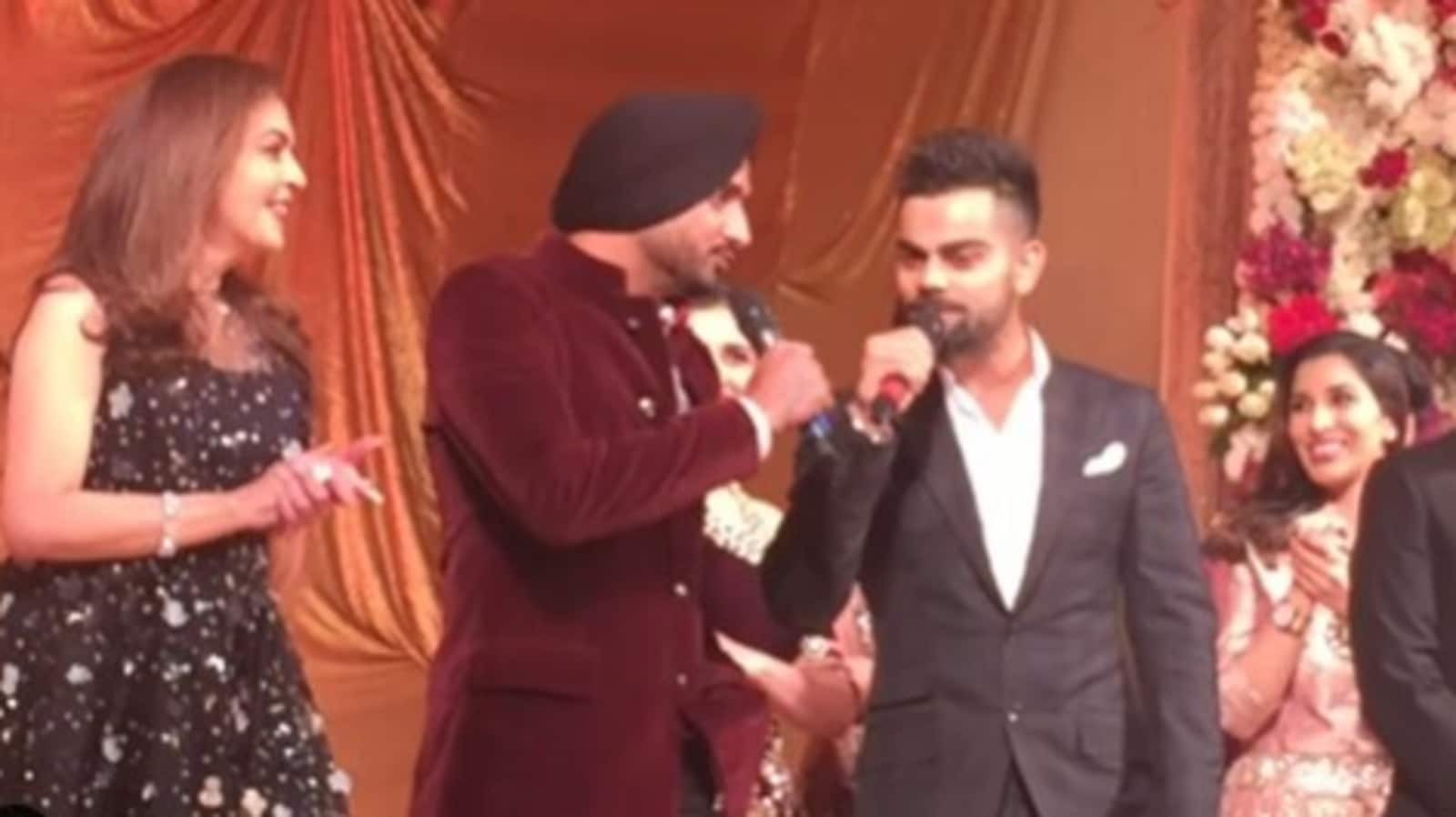 Virat Kohli joins Harbhajan Singh on stage to sing a song. Old video is viral again